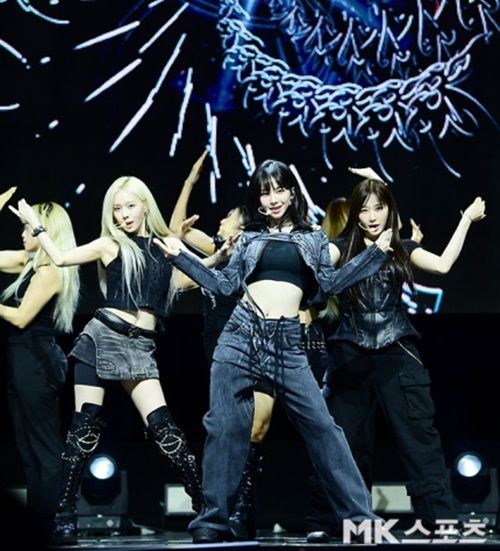 카리나는 검은색 브라탑을 착용하여 활동적인 느낌을 주었으며, 스포츠웨어 느낌을 주면서도 스타일리시한 면모를 보여주었다. 사진=김영구 기자