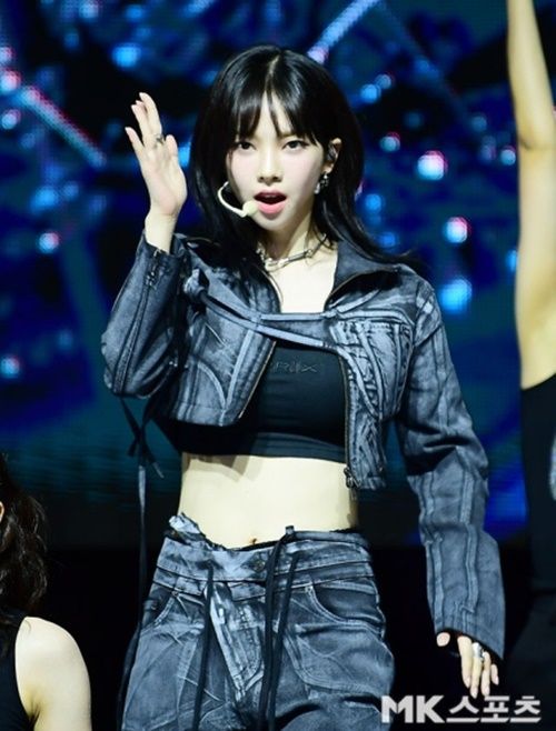 에스파의 카리나는 타이틀곡 ‘아마겟돈’ 무대를 선보이며 화려한 퍼포먼스를 펼쳤다.  사진=김영구 기자