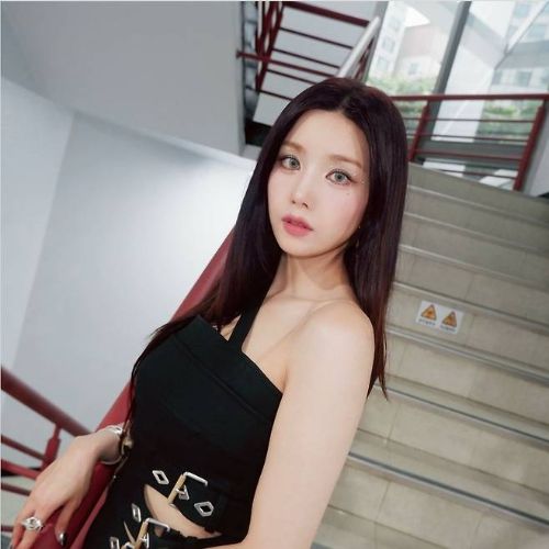 권은비는 비대칭 어깨끈 디자인과 허리 부분의 금속 링 디테일이 돋보이는 블랙 컷아웃 원피스를 착용했다.사진=권은비 SNS