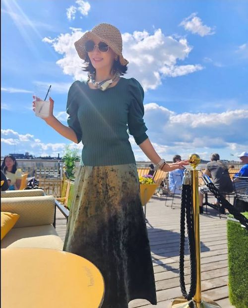 윤해영은 초록색 벨벳 롱스커트를 착용해 고급스럽고 우아한 분위기를 자아냈다.사진=윤해영 SNS