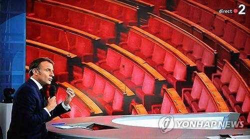 에마뉘엘 마크롱 프랑스 대통령이 23일(현지시간) 프랑스2 방송에 출연해 새 정부 구성 계획에 대해 언급하고 있다. [사진=연합뉴스]