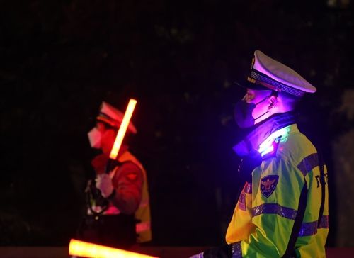 음주운전 단속 중인 경찰관 모습. 사진은 기사 내용과 직접적인 관련 없음. [사진 출처 = 연합뉴스]