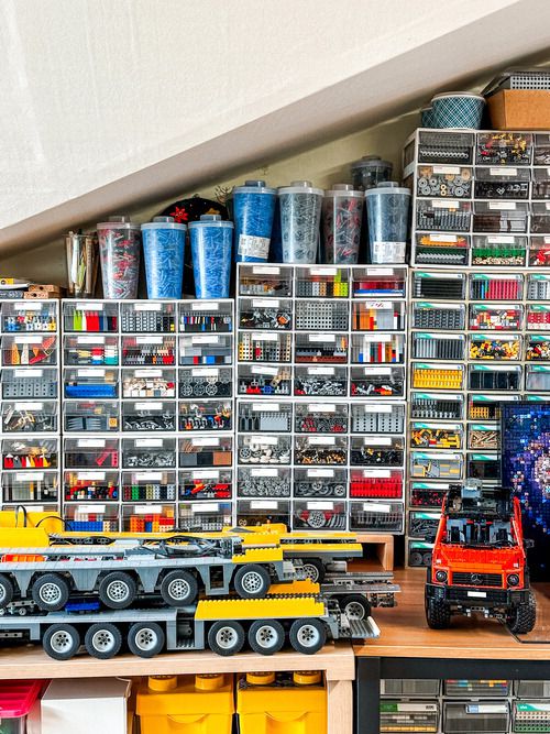 집의 다락방을 작업실로 사용하는 신권수 연구원. 권효정 여행+기자