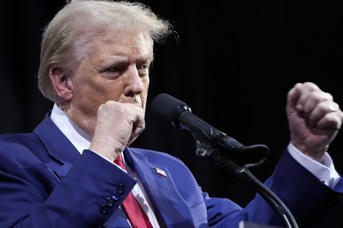 두 주먹 쥐어보이는 트럼프 [AP = 연합뉴스]