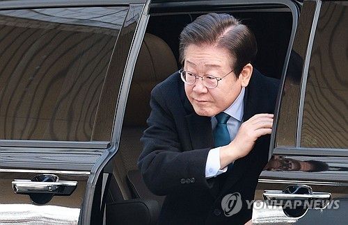 더불어민주당 이재명 대표가 10일 오전 서울 서초구 서울중앙지법에서 열린 ‘대장동 배임·성남FC 뇌물’ 관련 1심 속행 공판에 출석하기 위해 법정으로 향하고 있다. [연합뉴스]