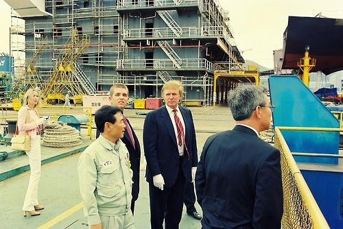 1998년  6월 대우중공업 옥포조선소를 방문한 도널드 트럼프 트럼프사 회장이 야드로 나가 선박을 건조 중인 모습을 둘러보고 있다. 연합뉴스