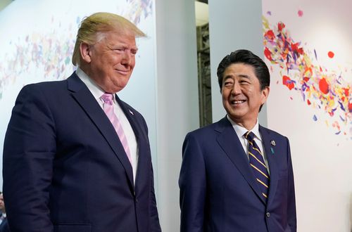 지난 2019년 일본 오사카에서 열린 G20 정상회의를 앞두고 도널드 트럼프 미국 대통령과 故아베 신조 전 일본 총리가 만난 모습. [로이터 = 연합뉴스]