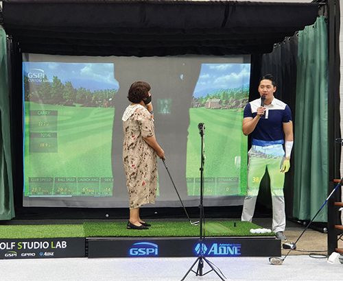 참관객이 원포인트 레슨을 받는 모습.