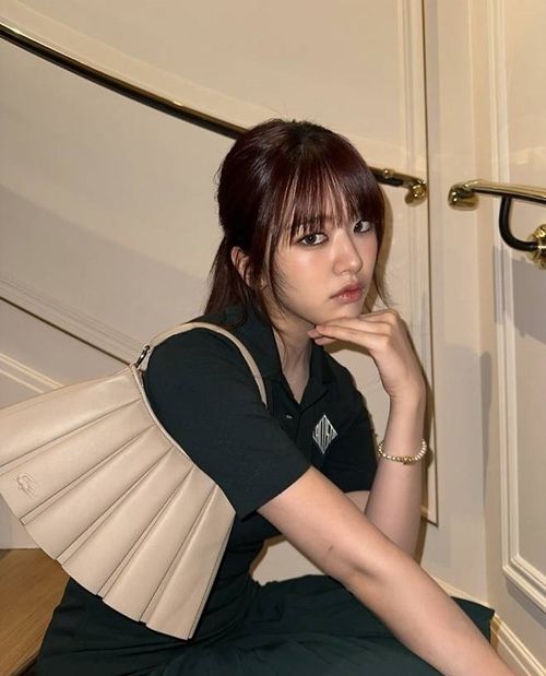 아이브 안유진이 우아하면서도 도발적인 무드로 시선을 압도했다. 사진=안유진 SNS