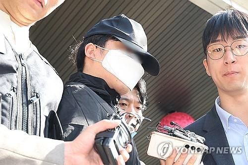 여자친구를 흉기로 찔러 살해한 혐의(살인)를 받는 20대 의대생 최모 씨가 14일 오전 서울 서초구 서초경찰서에서 검찰로 송치되고 있다. [사진 출처 = 연합뉴스]