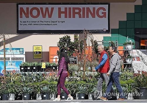 캘리포니아주 홈디포 매장의 구인 포스터. [AFP 연합뉴스]