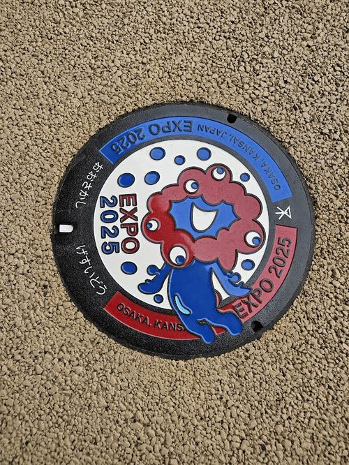 엑스포 전시장 내 맨홀 뚜껑에는 모두 먀쿠먀쿠가 그려져 있다. [도쿄 = 이승훈 특파원]