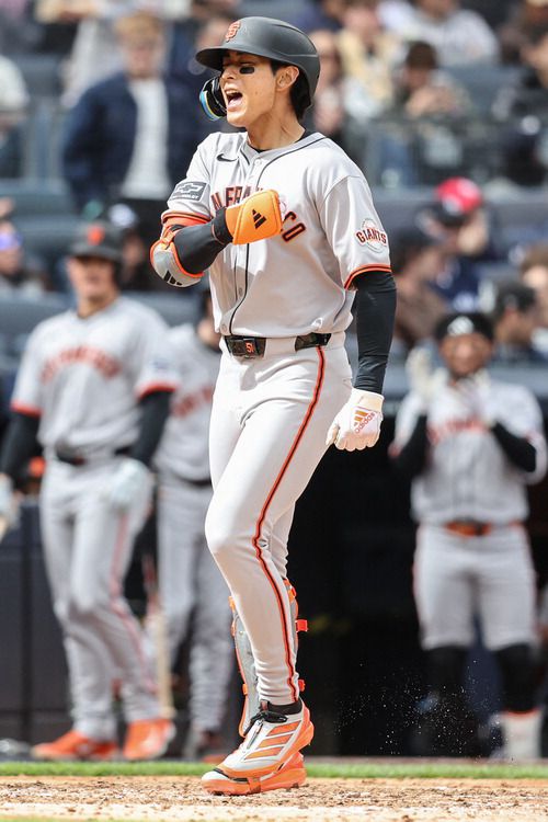 이정후가 14일 뉴욕 양키스전 6회초 역전 3점 홈런을 친 뒤 포효하고 있다.  로이터연합뉴스