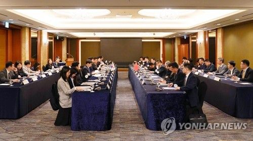 지난 23일 서울 시내 모처에서 제3차 해양협력대화가 열리고 있다. 이번 행사에서 양국의 200해리 배타적경제수역(EEZ)이 겹치는 서해 잠정조치수역에 중국이 일방적으로 설치한 구조물 문제가 주요하게 다뤄졌다. [연합뉴스]