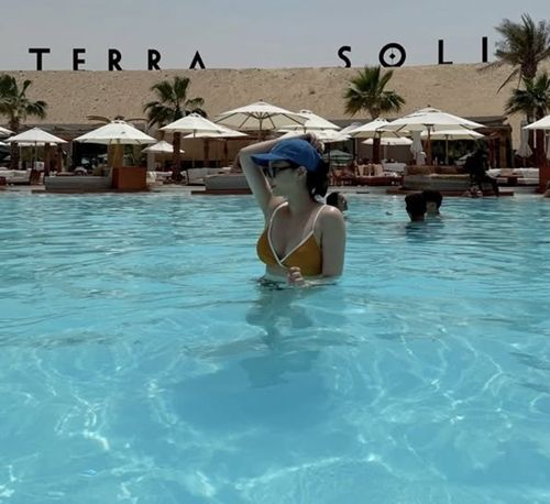 가수 에일리와 사업가 최시훈 부부가 뜨거운 햇살 아래 더욱 뜨거운 신혼 케미를 자랑했다.  사진=에일리 SNS