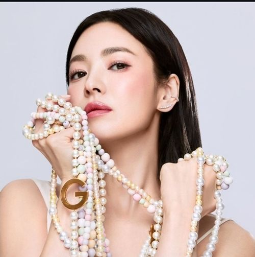 송혜교가 눈부신 진주 미모로 또 한 번 압도했다. 사진=송혜교 SNS