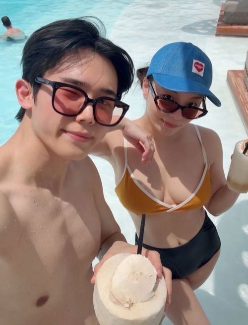 가수 에일리와 사업가 최시훈 부부가 뜨거운 햇살 아래 더욱 뜨거운 신혼 케미를 자랑했다.  사진=에일리 SNS