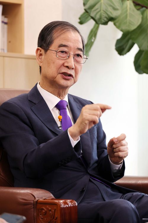 대선 출마를 선언한 한덕수 전 대통령 권한대행이 4일 서울 중구 매경미디어센터에서 매일경제신문·MBN과 첫 단독 인터뷰를 하고 있다. [김호영 기자]