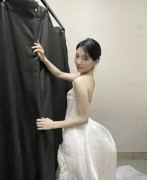 배우 수지가 제61회 백상예술대상에서 다시 한 번 ‘드레숮’의 명성을 입증했다.  사진=수지 SNS