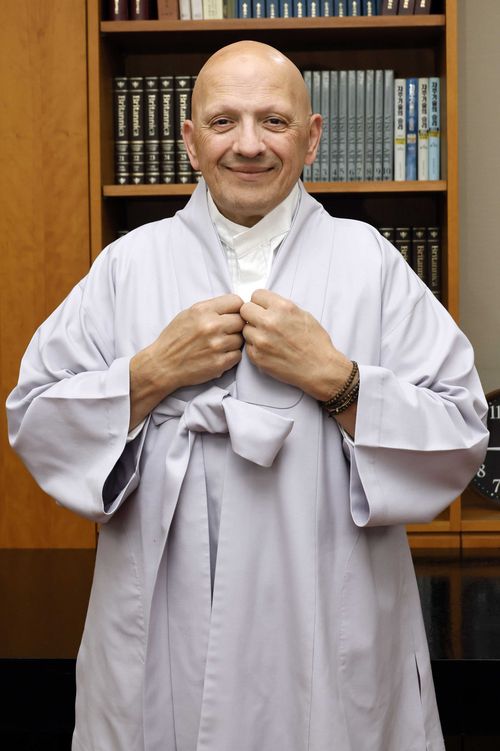 교황의 요리사로도 활동했던 이탈리아 세프 브루노 칭골라니가 최근 진관사에서 선물받은 법복을 입고 서울 매일경제신문과 인터뷰하고 있다. 김호영 기자