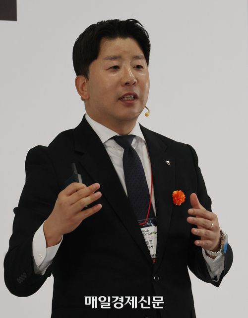 2025 서울머니쇼 ‘인류 최고의 자산 금이 답이다’ 세미나에서 황병진 NH투자증권 FICC리서치 부장이 금 가격 전망과 투자 전략에 대해 설명하고 있다.