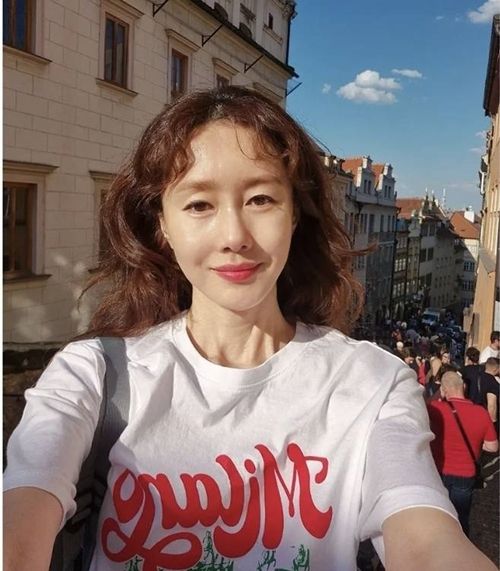 김지수가 체코 프라하의 거리에서 빛나는 여신 포스를 자랑했다. 사진=김지수 SNS