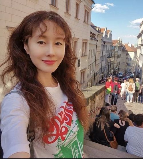 김지수가 체코 프라하의 거리에서 빛나는 여신 포스를 자랑했다. 사진=김지수 SNS