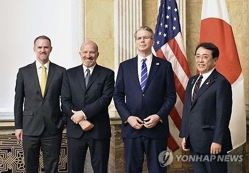 지난 1일(현지시간) 미국 워싱턴DC에서 열린 미국과 일본 간 2차 관세 협상에서 양국 참가자들이 기념 촬영에 응하고 있다. [교도 연합뉴스]