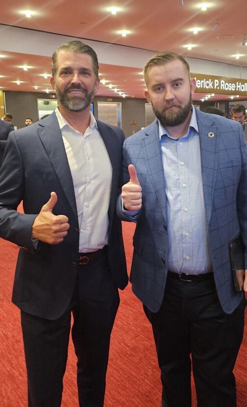 세르게이 나자로프 체인링크 공동창업자(오른쪽)가 지난 2월 뉴욕에서 열린 온도파이낸스 서밋에서 트럼프 주니어와 만나 탈중앙화 금융에 대해 논의했다. 세르게이 나자로프 X 계정