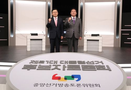 무소속 황교안(왼쪽부터)·송진호 대선 후보가 19일 서울 마포구 상암동 SBS 프리즘센터 스튜디오에서 열린 제21대 대선 초청 외 후보자 토론회에 참석해 있다. [사진 출처 = 중앙선거방송토론위원회]