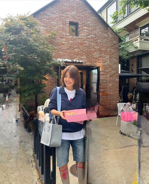 배우 신애라가 비 오는 날에도 감각적인 꾸안꾸 데일리룩으로 50대 패션의 정석을 보여줬다.  사진=신애라 SNS