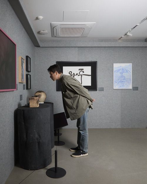 서울 성수동의 전시 '완주: 기록: 01' 작품을 살펴보는 배우 박정민.  LCDC 서울