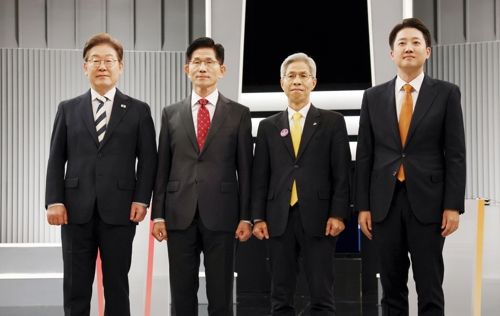 이재명 더불어민주당 대선 후보·김문수 국민의힘 대선 후보·권영국 민주노동당 대선 후보·이준석 개혁신당 대선 후보가 23일 서울 영등포구 여의도 KBS 스튜디오에서 열린 제21대 대선 2차 후보자 토론회 시작에 앞서 기념 촬영하고 있다. [사진 출처 = 국회사진기자단]