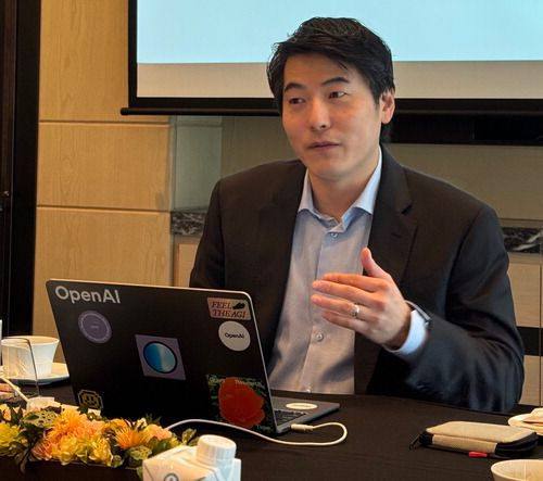 제이슨 권 오픈AI 최고전략책임자(CSO)가 22일 서울 종로구 인근에서 미디어테이블을 갖고 한국 지사 설립을 발표하고 있다.