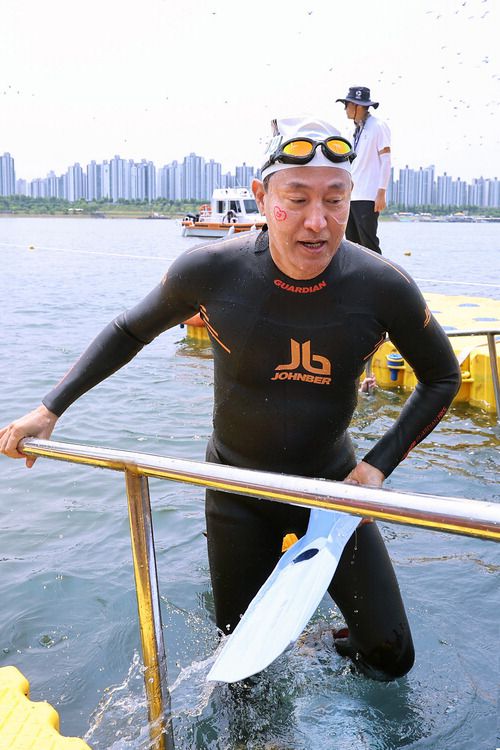 오세훈 시장도 수영 1㎞ 코스 완주
30일 1㎞ 코스를 수영해 한강을 건넌 오세훈 서울시장이 물에서 나오는 모습.  연합뉴스