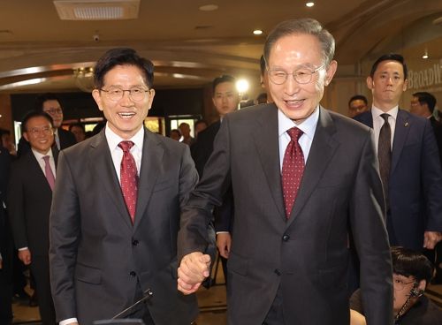 김문수 국민의힘 대선 후보와 이명박 전 대통령이 지난달 27일 서울 여의도 켄싱턴호텔에서 만나 오찬을 위해 이동하고 있다. [사진 출처 = 연합뉴스]