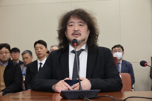 지난해 12월 13일 서울 여의도 국회에서 12·3 비상계엄에서의 국가기간방송 KBS 및 관계기관의 역할 등에 대한 현안질의 등을 위해 열린 과학기술정보방송통신위원회 전체회의에서 방송인 김어준 씨가 질의에 답변하는 모습. [사진 출처 = 연합뉴스]