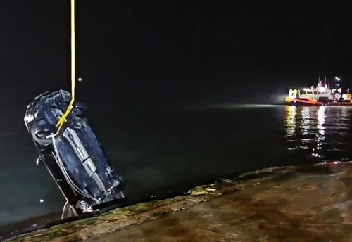 지난 2일 오후 전남 진도군 임회면 진도항 인근 해상으로 빠진 일가족 탑승 차량이 인양되고 있다. [사진 = 목포해양경찰서]