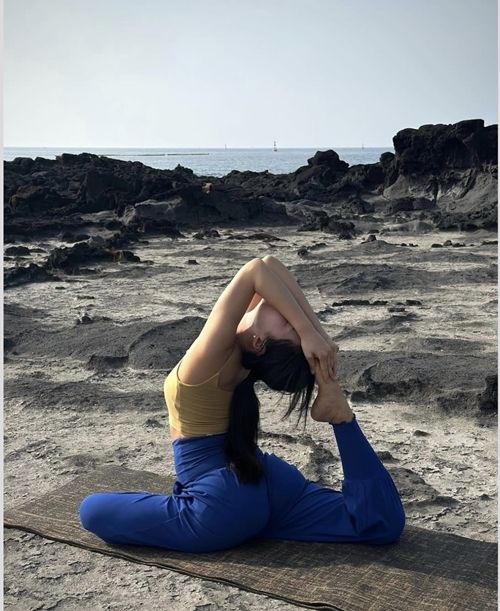 브릿지와 다리 들기 등 고난도 자세들을 완벽하게 소화한 모습은 몸과 마음을 모두 가꿔온 권유리의 철저한 자기 관리가 느껴졌다.사진=권유리 SNS