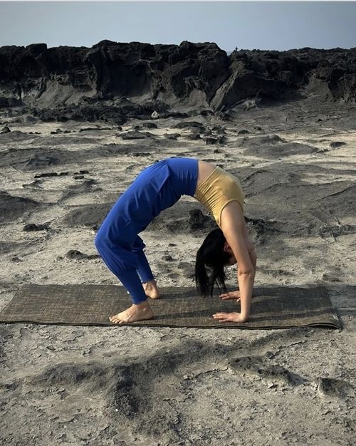 요가 매트 하나, 탱크톱과 요가 팬츠로 꾸밈 없는 모습을 드러낸 권유리는 바다와 어우러진 고요한 포즈로 제주만의 청량함을 전했다.사진=권유리 SNS