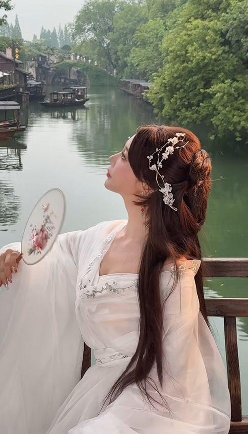 배우 클라라가 고전 속 여인을 연상케 하는 압도적인 비주얼로 시선을 사로잡았다. 사진=클라라 SNS