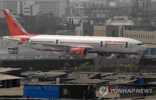 인도 뭄바이 공항에 있는 에어인디아 여객기. [EPA = 연합뉴스]