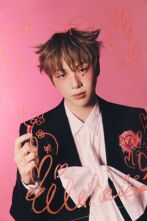 16일 오후 가수 강다니엘의 여섯번째 미니앨범 ‘Glow to Haze’ 발매 기념 기자간담회를 열었다. 사진=ARA