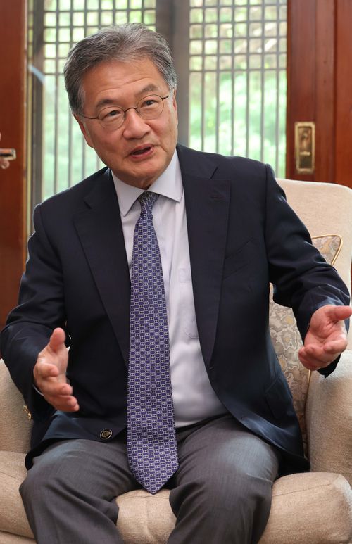 조셉 윤 주한미국대사대리가 17일 서울 중구의 대사관저(하비브하우스)에서 매일경제와 인터뷰하고 있다. [한주형 기자]