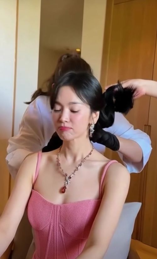 배우 송혜교가 드레스업 전 과정을 공유하며 또 한 번 레전드 순간을 예고했다. 사진=송혜교 SNS