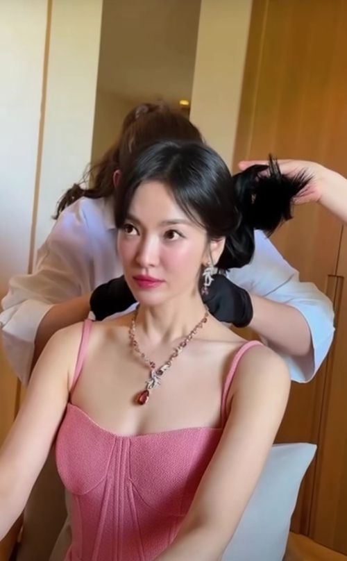 배우 송혜교가 드레스업 전 과정을 공유하며 또 한 번 레전드 순간을 예고했다. 사진=송혜교 SNS