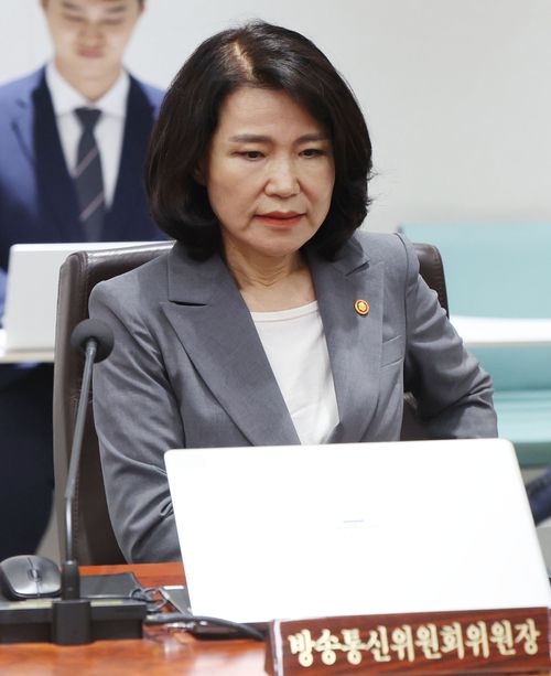 이진숙 방송통신위원장이 1일 서울 용산 대통령실 청사에서 열린 국무회의에 참석하고 있다. 2025.7.1. [대통령실사진기자단  김호영 기자]