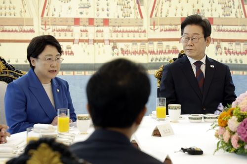 야5당 대표와 오찬, 이재명 대통령. ]사진출처 = 연합뉴스]