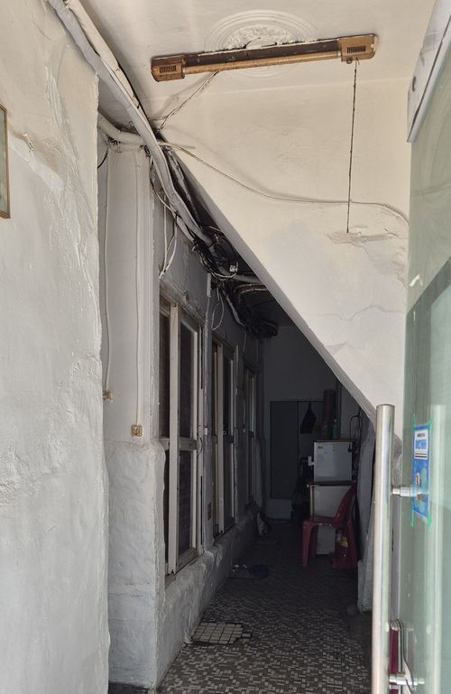 서울 용산구 동자동에 있는 한 쪽방촌의 모습. 하나의 공간을 여러 방으로 쪼개 사용하고 있다. [차창희 기자]