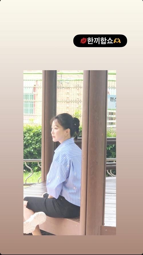 배우 김희선이 예능 촬영 현장 속 한 장면을 공유했다. 사진=김희선 SNS